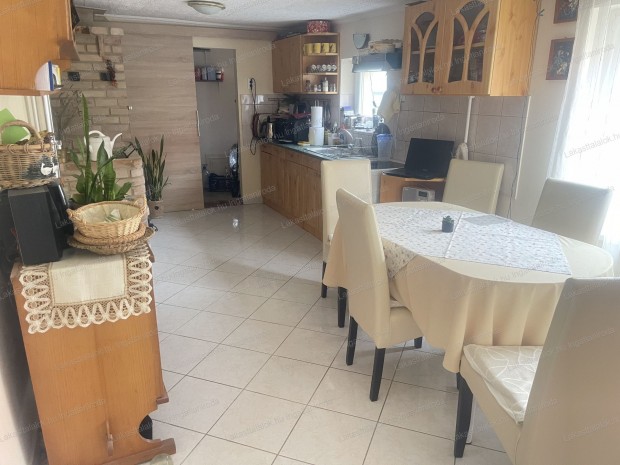 Elad� csal�di h�z, Baja