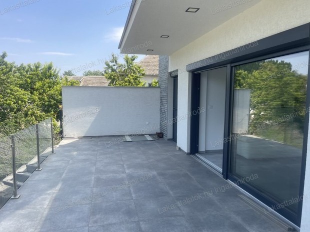 Elad� csal�di h�z, Baja