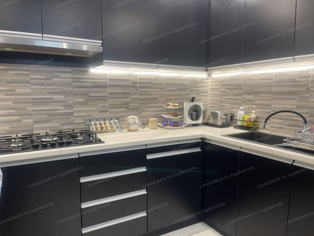 Elad� csal�di h�z, Baja