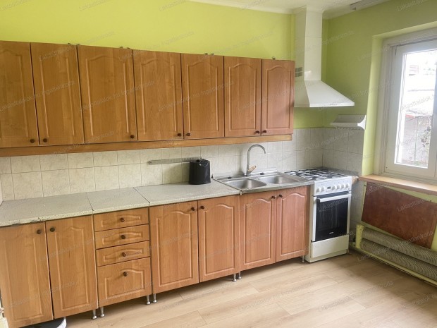 Elad� csal�di h�z, Baja