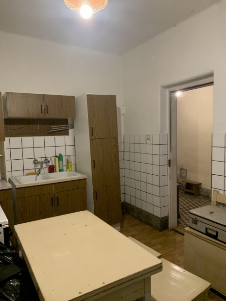 Elad� csal�di h�z, Beseny�telek