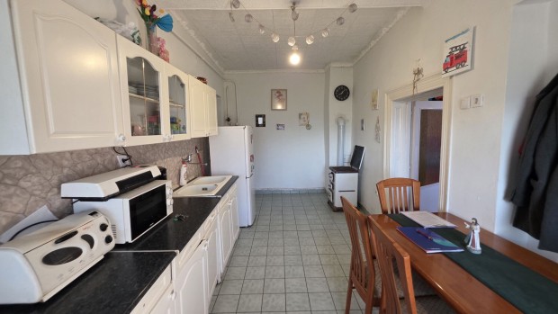 Elad� csal�di h�z, F�zesabony