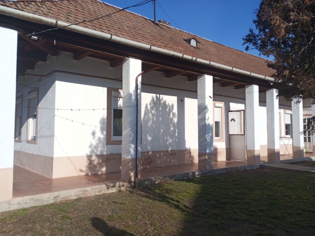 Elad� csal�di h�z, Mez�t�rk�ny