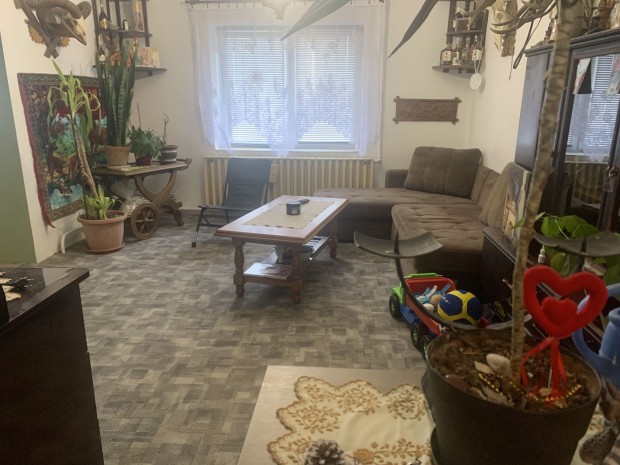 Elad� csal�di h�z, M�nosb�l