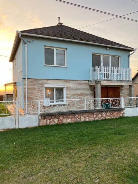 Elad� csal�di h�z, Nagyszentj�nos, J�zsef Attila utca