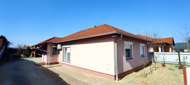 Elad� csal�di h�z, Ny�regyh�za