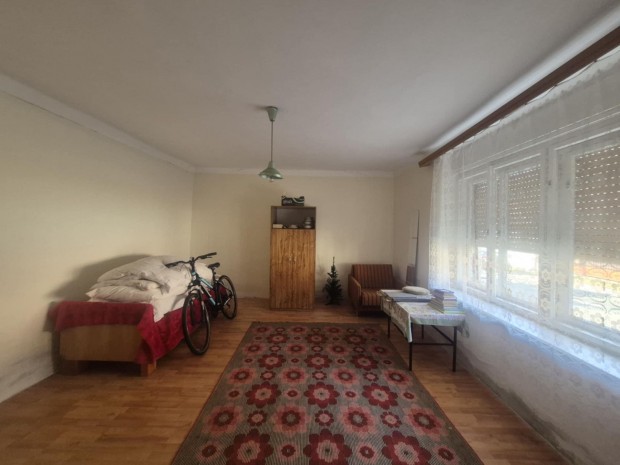 Elad� csal�di h�z, P�szt�