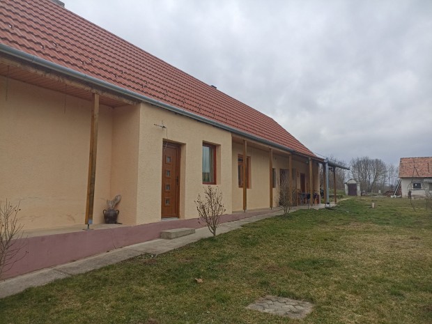 Elad� csal�di h�z, Pol�ny