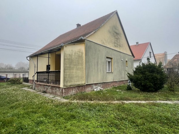 Elad� csal�di h�z, Sellye