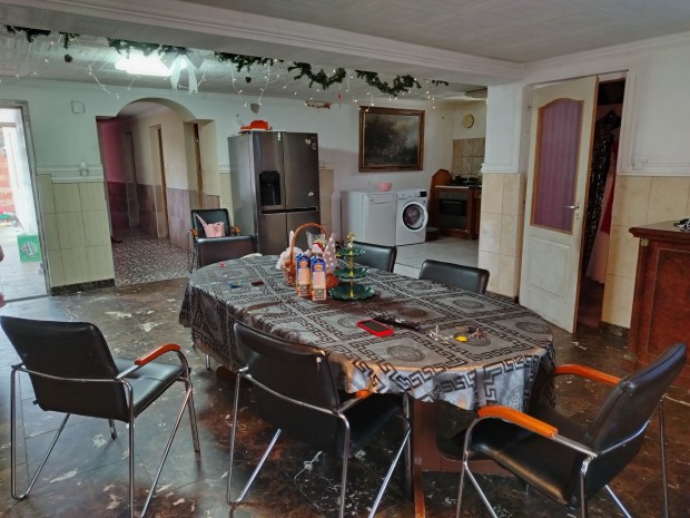 Elad� csal�di h�z, Szolnok