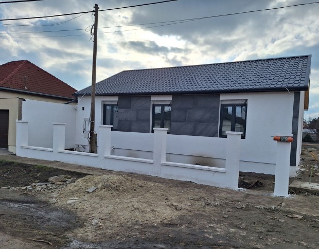 Elad� csal�di h�z, Szolnok