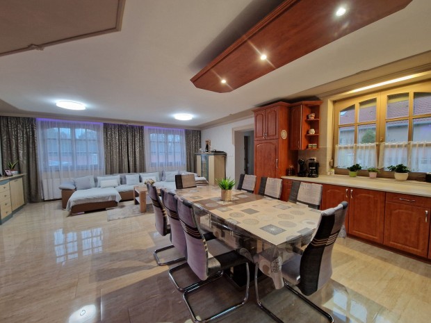 Elad� csal�di h�z, Szolnok