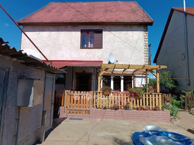 Elad� csal�di h�z, �jfeh�rt� egyik f��tj�n