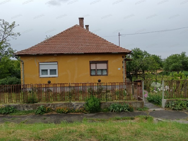 Eladó családi ház, Zsáka