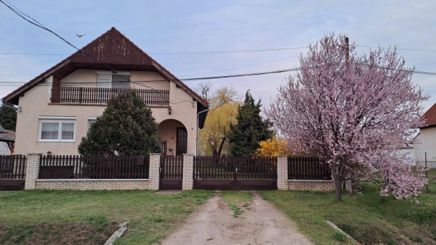 Eladó családi ház - Aba