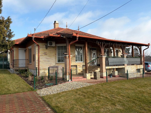 Elad� csal�di h�z - Erd�kertes f��tvonal�n