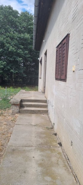 Elad� csal�di h�z, csendes helyen