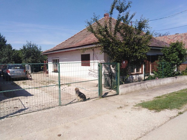 Eladó családi ház, csendes zsákutcában