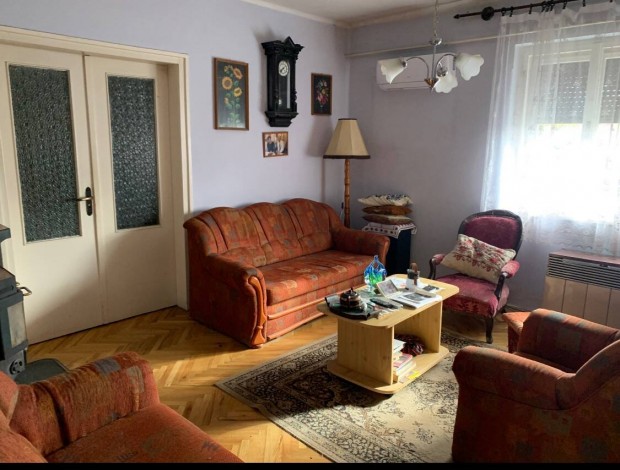 Elad� csal�di h�z, kertes h�z