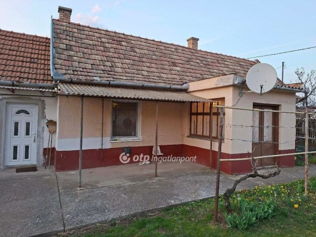 Elad� csal�di h�z, k�zvetlen a Lidl m�g�tti r�szen Hajd�b�sz�rm�nyben