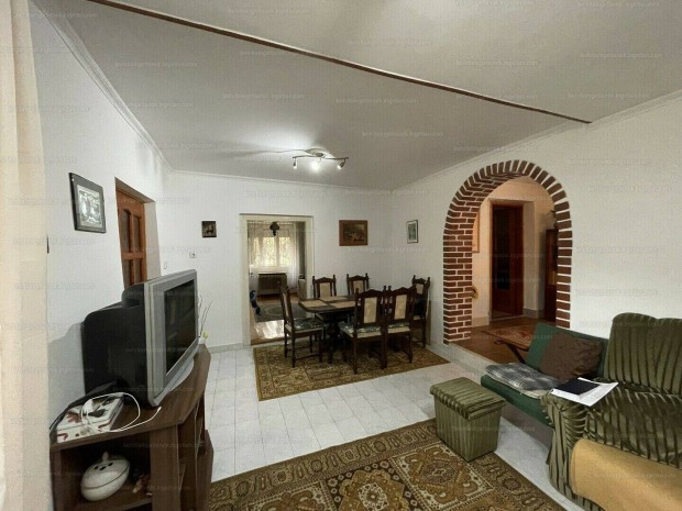 Elad� csal�di h�z a Bodrog partj�n!