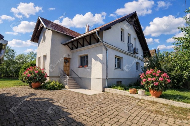 Elad� csal�di h�z a v�ros sz�v�ben