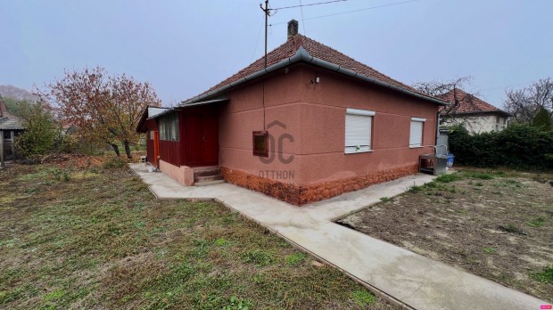 Elad� csal�di h�z az elker�l� k�zel�ben
