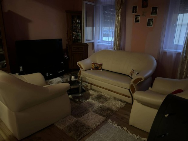 Elad� csal�di h�z,csendes nyugodt k�rnyezetben 