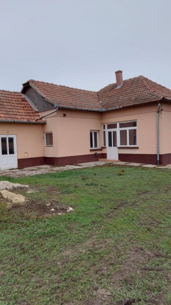 Elad� csal�di h�z elad�