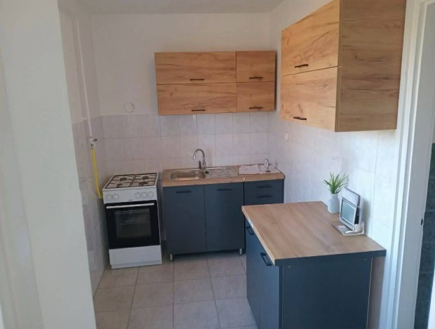 Elad� csal�di h�z �s v�llalkoz�s Ny�regyh�za S�st�hegy