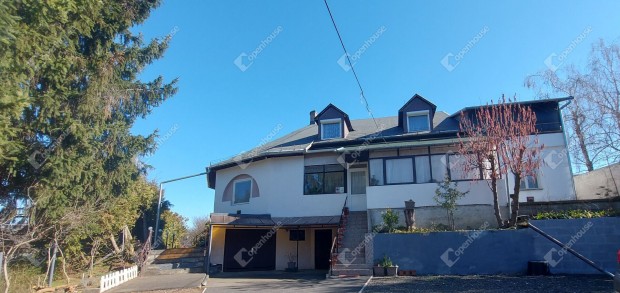 Elad� csal�di h�z �s vend�gl�t� egys�g Kaposv�r  Lonkahegy