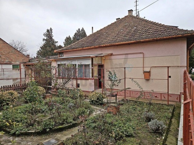 Elad� csal�di h�z gar�zzsal �s m�hellyel B�k�scsab�n, a V�r�smarty