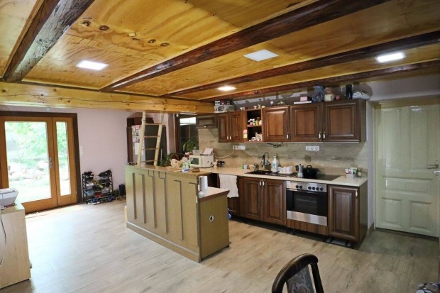 Elad� csal�di h�z hatalmas kerttel Veszpr�mgals�n