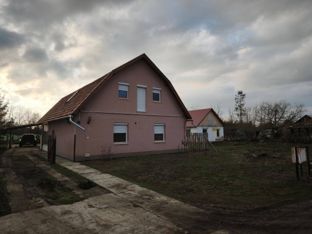 Elad� csal�di h�z kertv�rosi k�rnyezetben