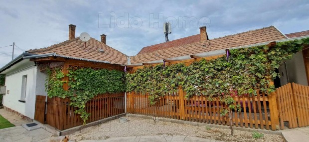 Elad� csal�di h�z k�t lakr�sszel, v�zhez k�zel Balatonbogl�ron