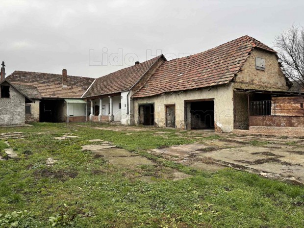 Elad� csal�di h�z k�t �zlethelyis�ggel - Tarj�n