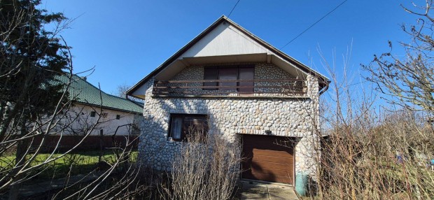 Elad� csal�di h�z kiv�l� elhelyezked�ssel, nagy telekkel!