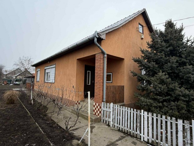 Elad� csal�di h�z nagy fedett terasszal, gar�zzsal �s mell�k�p�lettel!