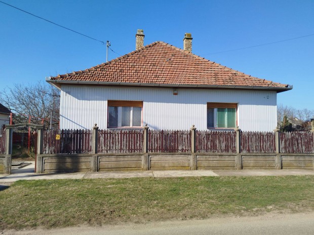 Elad� csal�di h�z nagy kerttel Hajd�dorogon