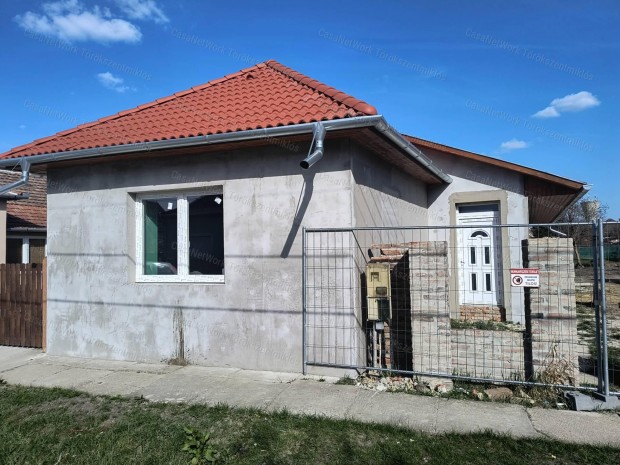 Elad� csal�di h�z t�r�kszentmikl�s k�zpontj�ban!