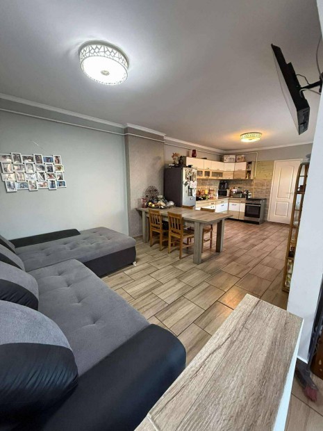 Elad� csal�dih�z Gy�ngy�s�n