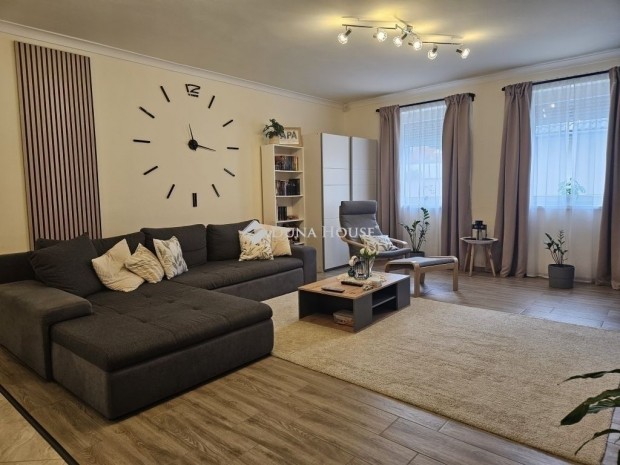 Elad� csal�dih�z M�riagy�d kedvelt r�sz�n