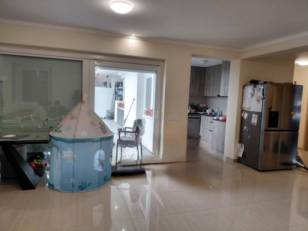 Elad� csal�d�h�z S�ny�