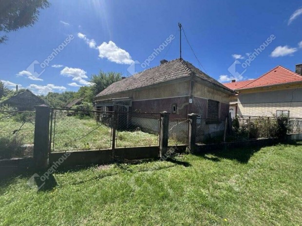 Elad� csal�dih�z Szent�n