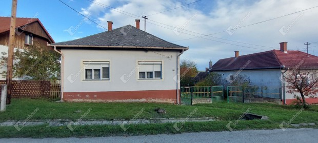 Elad� csal�dih�z Zalal�v�n a nyugati hat�rhoz k�zel