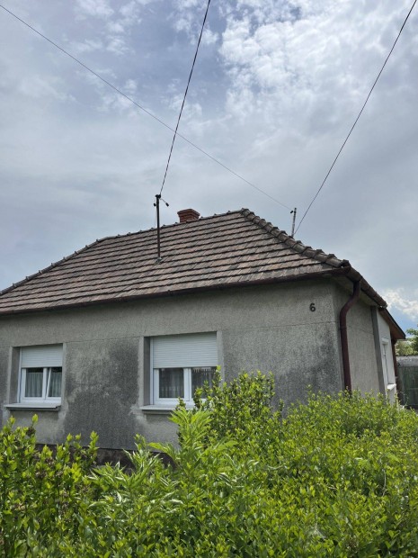 Eladó családiház, két szoba hallos