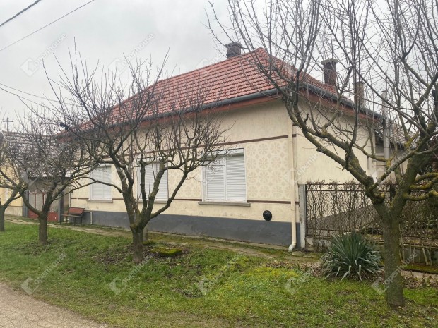 Elad� csal�dii h�z P�tk�n