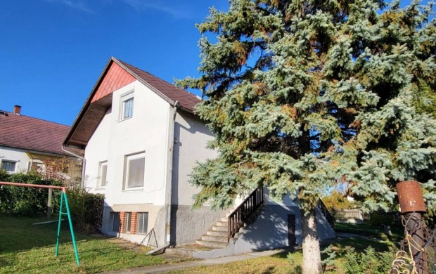 Elad� csendes helyen tal�lhat� csal�di h�z Zalahal�pon!