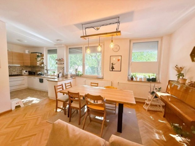 Elad� csendes k�tszintes lak�s P�cs Belv�ros�nak sz�l�n