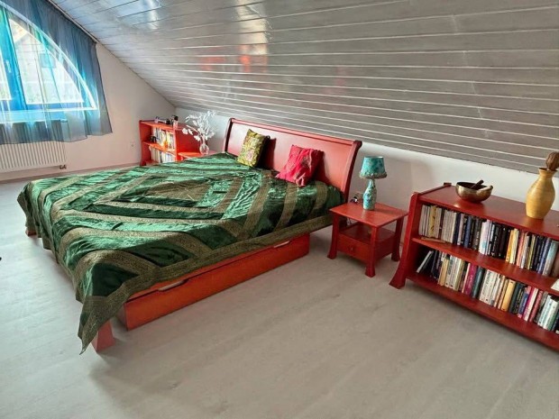 Elad� cseresznye sz�nre p�colt b�kkfa �gy �s h�l�szoba garnit�ra